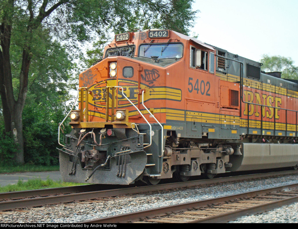 BNSF 5402 leads an eastbound intermodal